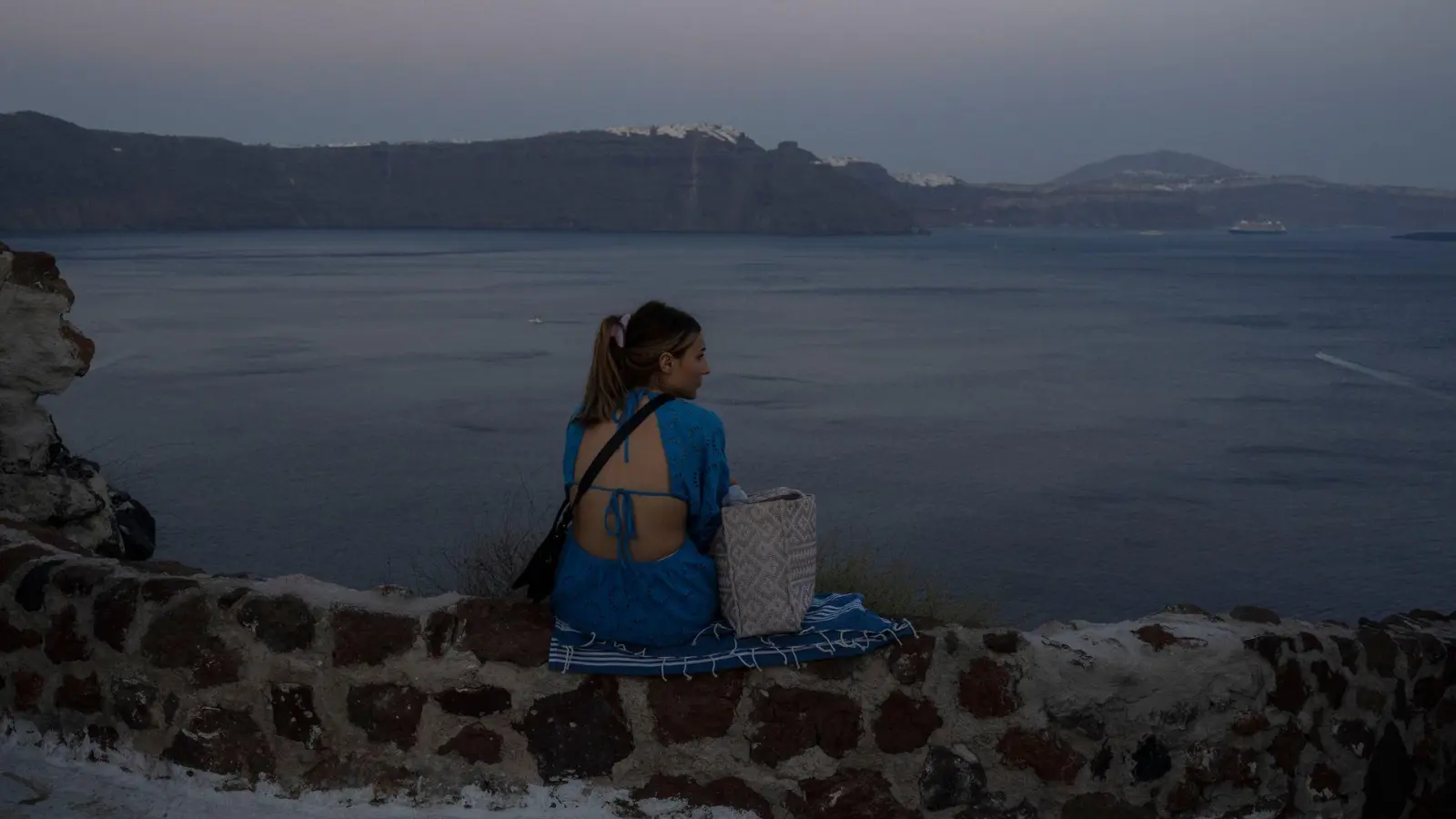 Ein Beben der Stärke 5,3 hat die Inselidylle von Santorini erschüttert. (Foto: Petros Giannakouris/AP/dpa)