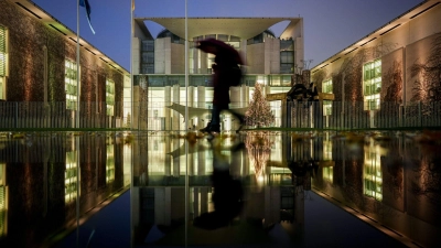 Vom Regen in die Traufe? Vor der Abstimmung über das Rentenpaket regnet es im Berliner Regierungsviertel.  (Foto: Kay Nietfeld/dpa)