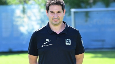 Der Druck wächst: 1860-Coach Argirios Giannikis. (Foto: Felix Hörhager/dpa)