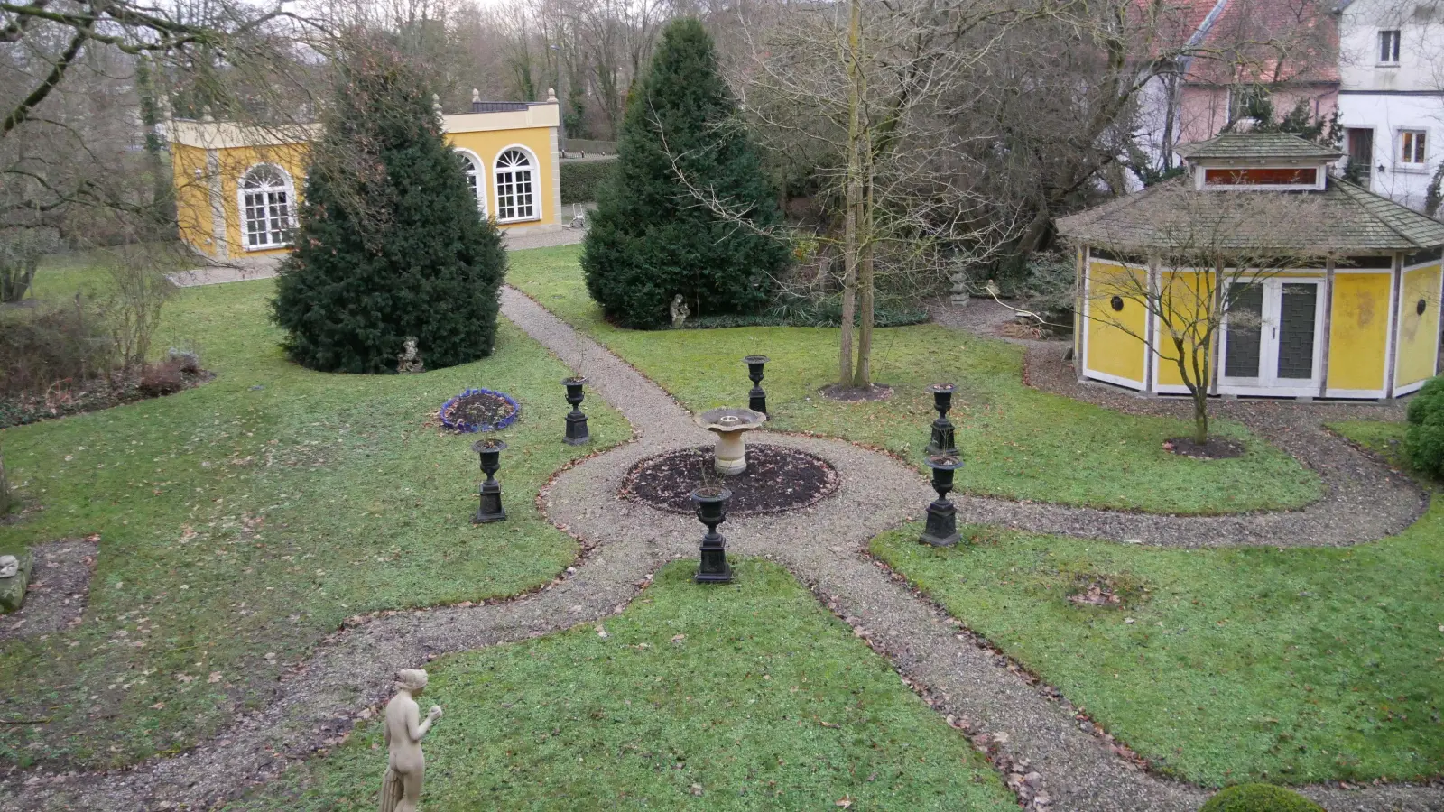 Der Blick aus dem Fenster auf die Orangerie, die dort bis 1850 fast genau an derselben Stelle stand, und auf das chinesische Teehaus, das sich die Kubes von einem anderen Schloss abgeschaut haben. (Foto: Ulli Ganter)