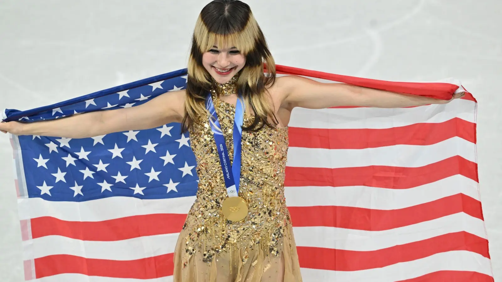 Alysa Liu bejubelt mit der US-Fahne ihre Goldmedaille. (Foto: Peter Kneffel/dpa)