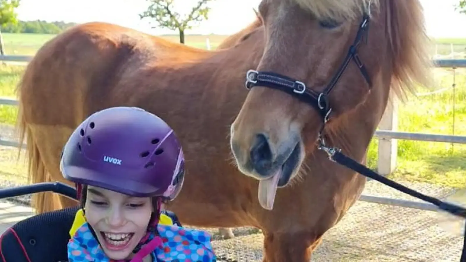 Beim therapeutischen Reiten strahlt das schwerbehinderte Mädchen. (Foto: privat)