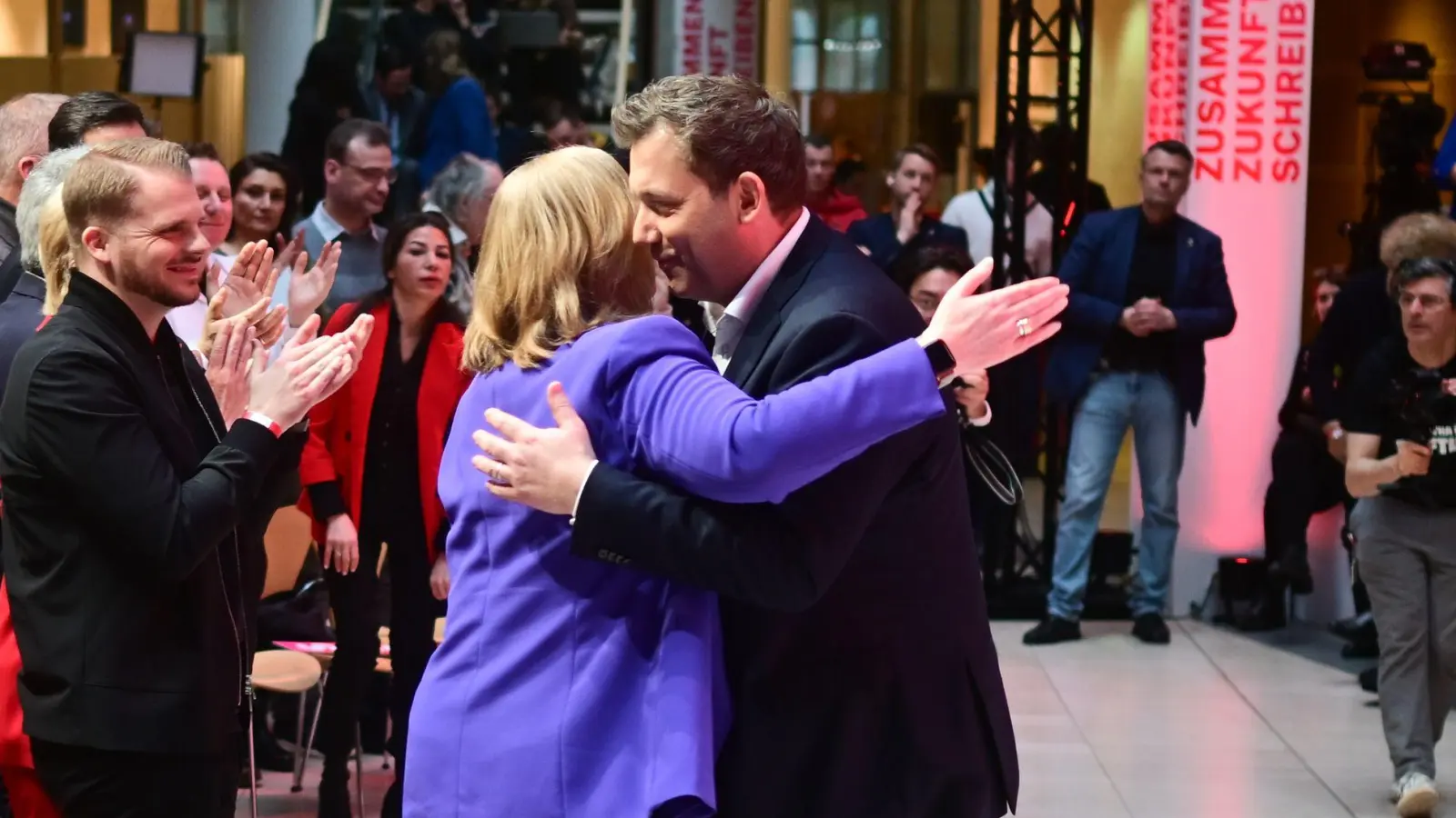 Klingbeil und Bas gaben den Auftakt für die Arbeit am SPD-Grundsatzprogramm. (Foto: Sebastian Christoph Gollnow/dpa)