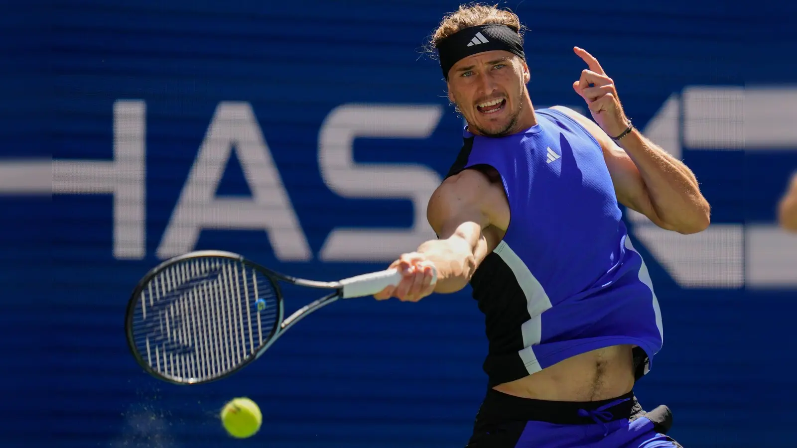 Alexander Zverev scheitert bei den US Open im Viertelfinale. (Foto: Kirsty Wigglesworth/AP/dpa)