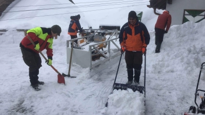 Schnee statt Ostereier auf der Sonnenterrasse der Ansbacher Hütte im Lechtal: Die Vorhut der Ansbacher Alpenvereinsmitglieder hatte über die Feiertage viel zu tun. (Foto: Jürgen Stifter)