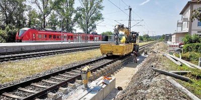 Der Dombühler Bahnhof muss mit Blick auf die S-Bahn-Verlängerung nach Crailsheim baulich ertüchtigt werden. Die Arbeiten an Schiene und Bahnsteig sind angelaufen. Der Zugverkehr läuft weiter und wird über die übrigen Gleise abgewickelt. (Foto: Jürgen Binder)