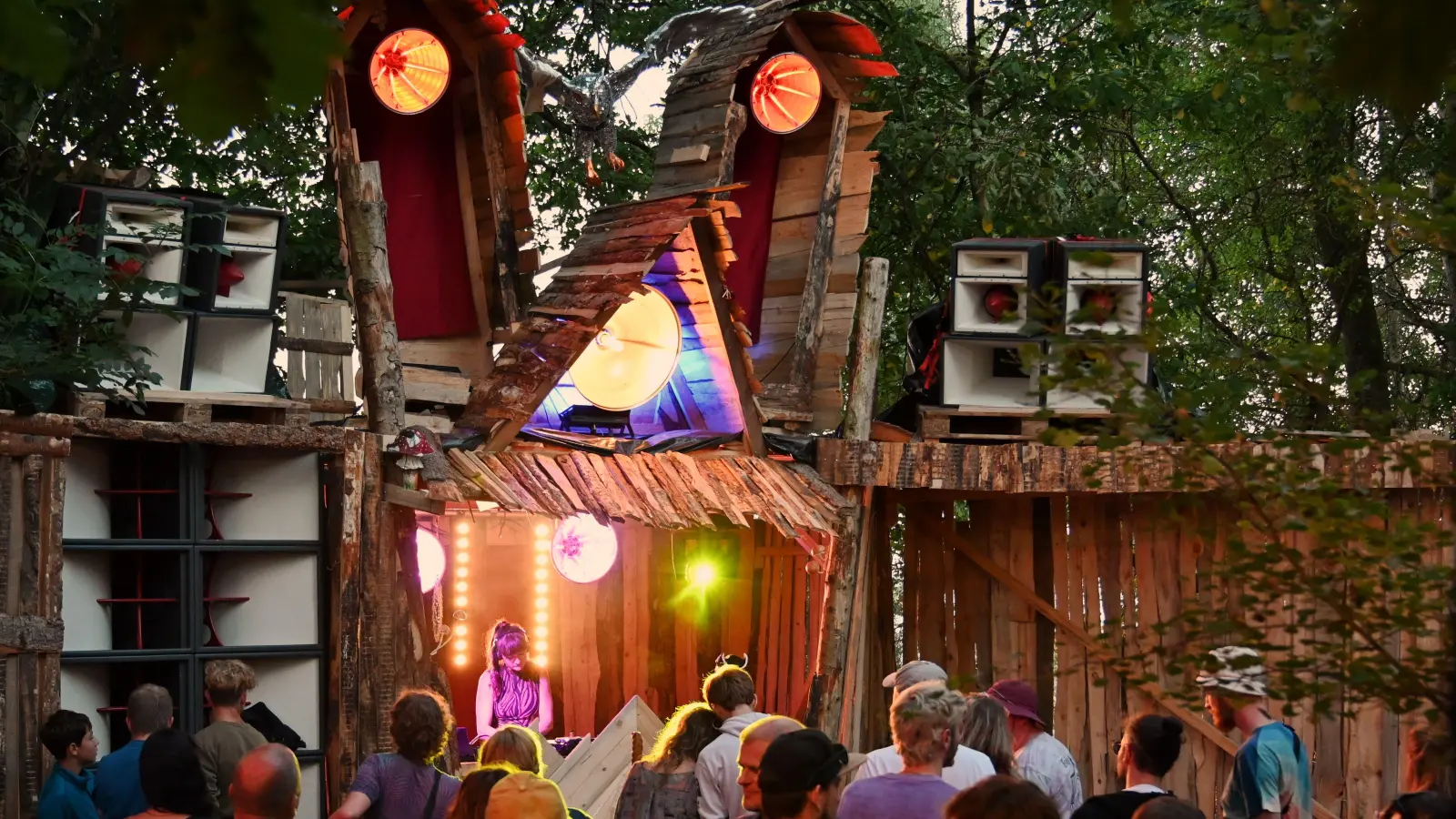 Die aufwendig gestalteten Bühnen wie das „Unterholz” im Foto sind das Ergebnis einer langen Planung. Sie werden eigens für das Festival-Wochenende von Helferinnen und Helfern gebaut.  (Foto: Johannes Zimmermann)