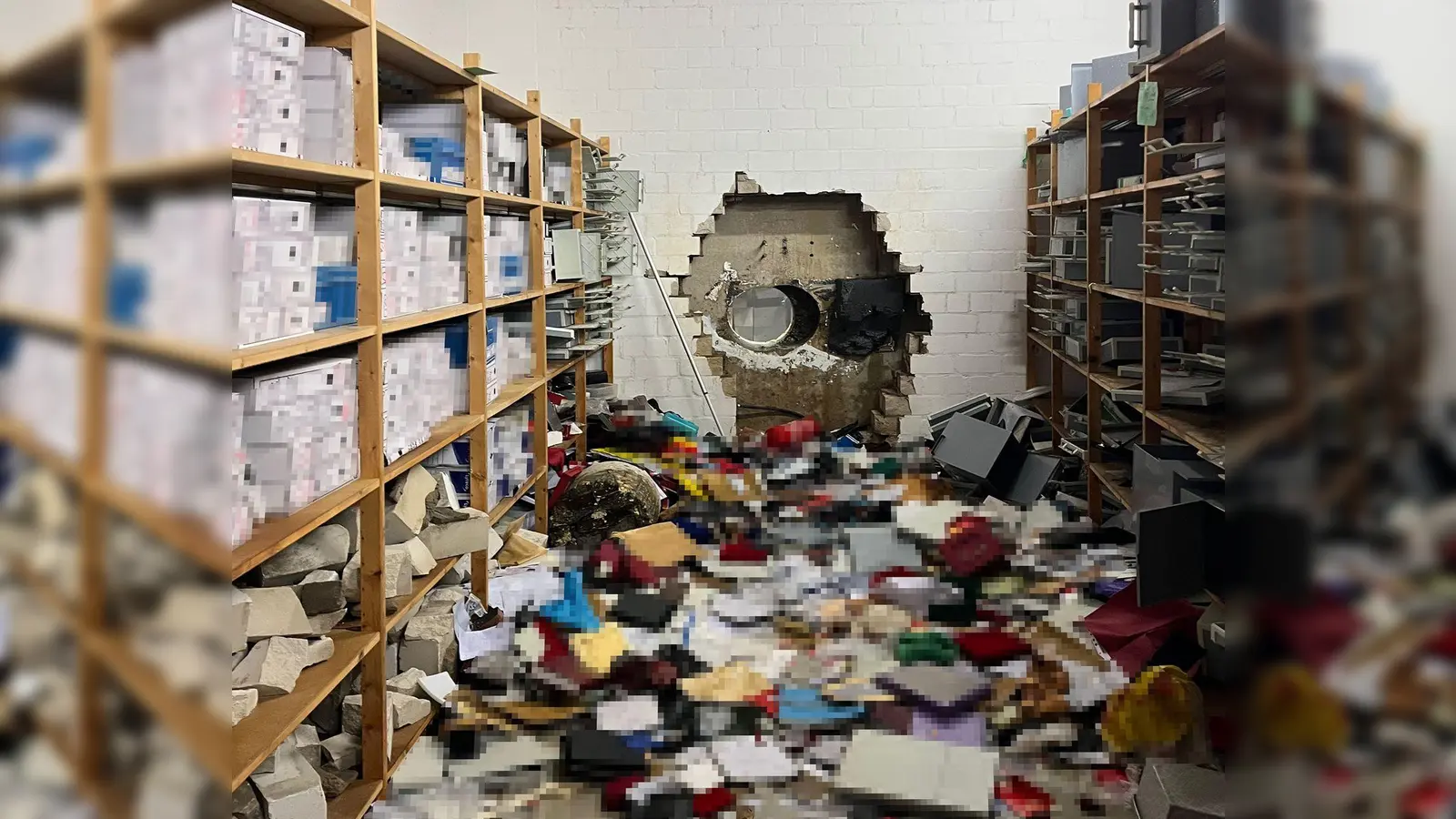 Zahlreiche Unterlagen liegen auf dem Boden des Tresorraums. (Foto: -/Polizei Gelsenkirchen/dpa)