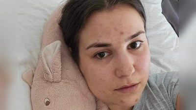 Sarah Buckel mit ihrem Glücksschwein Klausi: Die 29-Jährige leidet an einer schweren Form von ME/CFS infolge von Long Covid. (Foto: Selbstporträt)