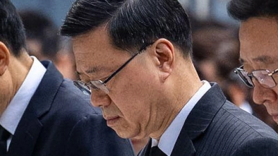 Spitzenbeamte der Regierung in Hongkong legten eine Schweigeminute für die Opfer ein. (Foto: Chan Long Hei/AP/dpa)