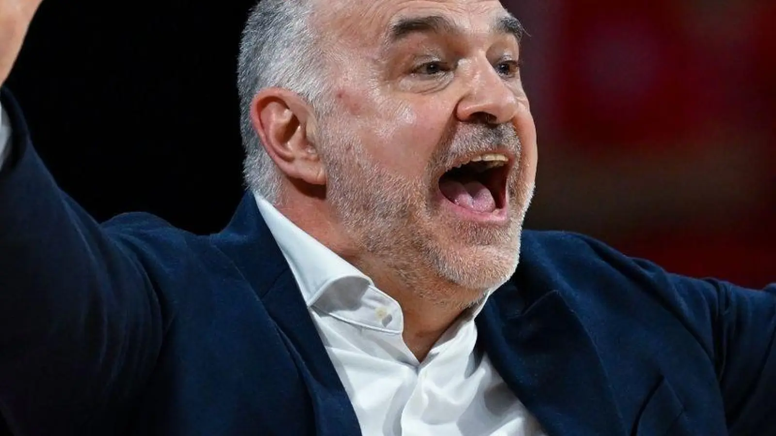 Trainer Pablo Laso von München verfolgt das Spiel am Spielfeldrand. (Foto: Sven Hoppe/dpa)