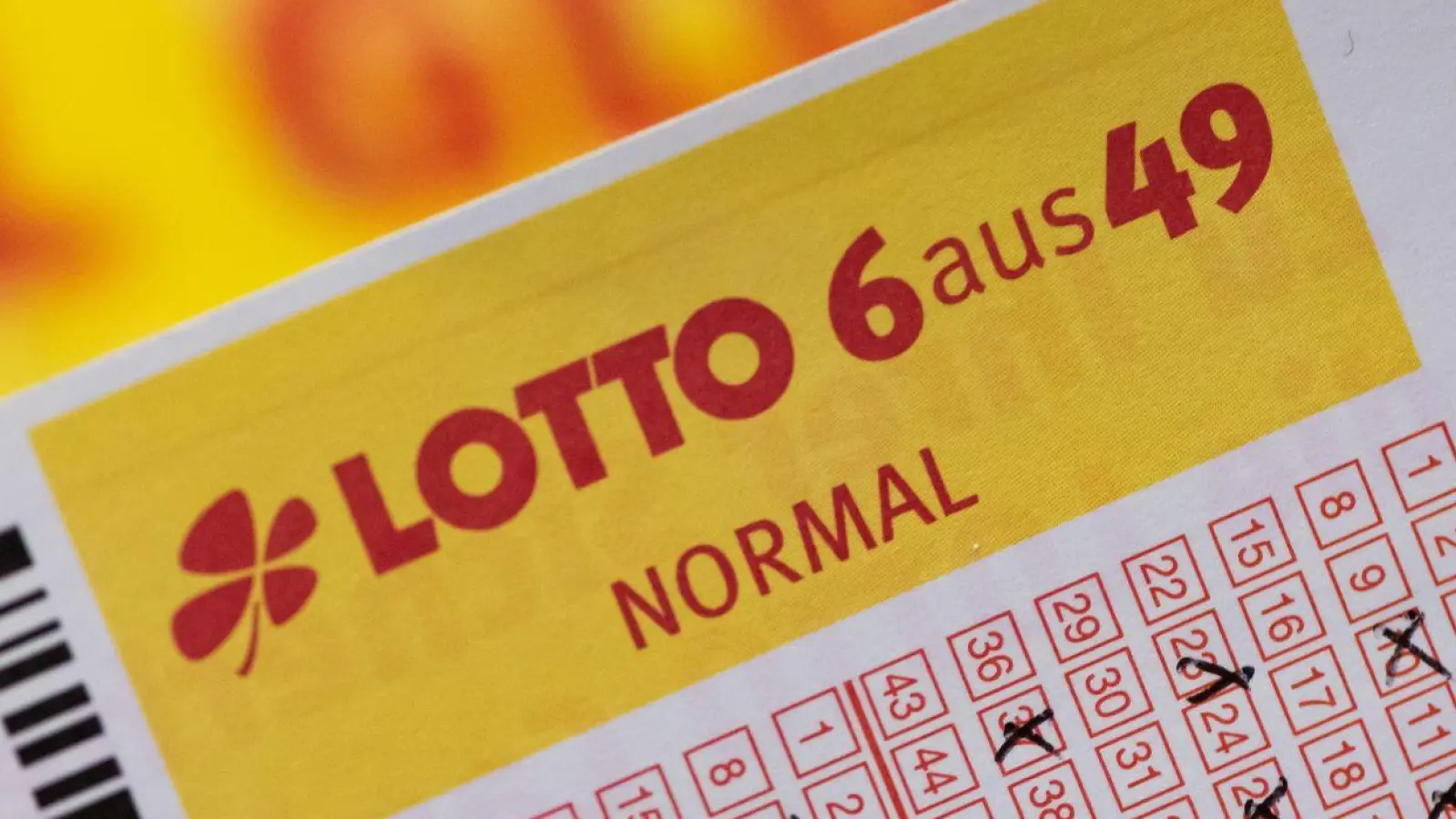 Viele Menschen spielen Lotto - im vergangenen Jahr lag der Einsatz bei mehr als 8,5 Milliarden Euro. (Archivbild) (Foto: Swen Pförtner/dpa)