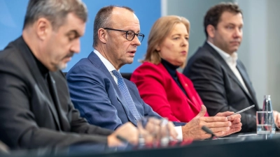 Diese Vier wollen in den nächsten gut drei Wochen die Eckpunkte für ein Reformpaket zustande bringen. (Foto: Michael Kappeler/dpa)