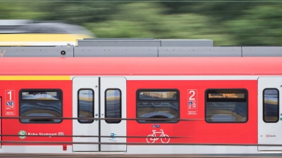 Eine S-Bahn ist in Nordrhein-Westfalen in eine herabhängende Oberleitung gefahren. (Symboldbild) (Foto: Sebastian Gollnow/dpa)
