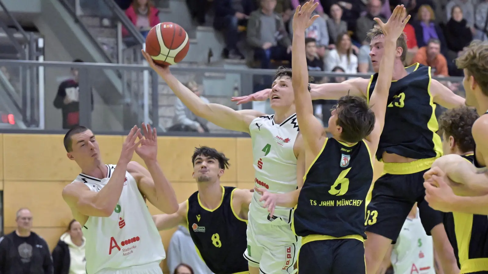 Joscha Eckert (am Ball) und David Kurpiela (links, hier im Viertelfinale gegen München) waren nach Sebastian Schröder die besten Ansbacher Werfer beim zweiten Spiel gegen Haching. (Foto: Martin Rügner)