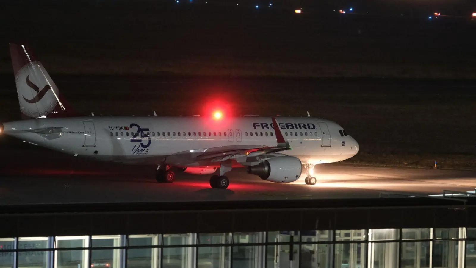 Mit einem Charterflugzeug hat die Bundespolizei ausreisepflichtige Afghanen in ihr Herkunftsland gebracht. (Foto: Sebastian Willnow/dpa)