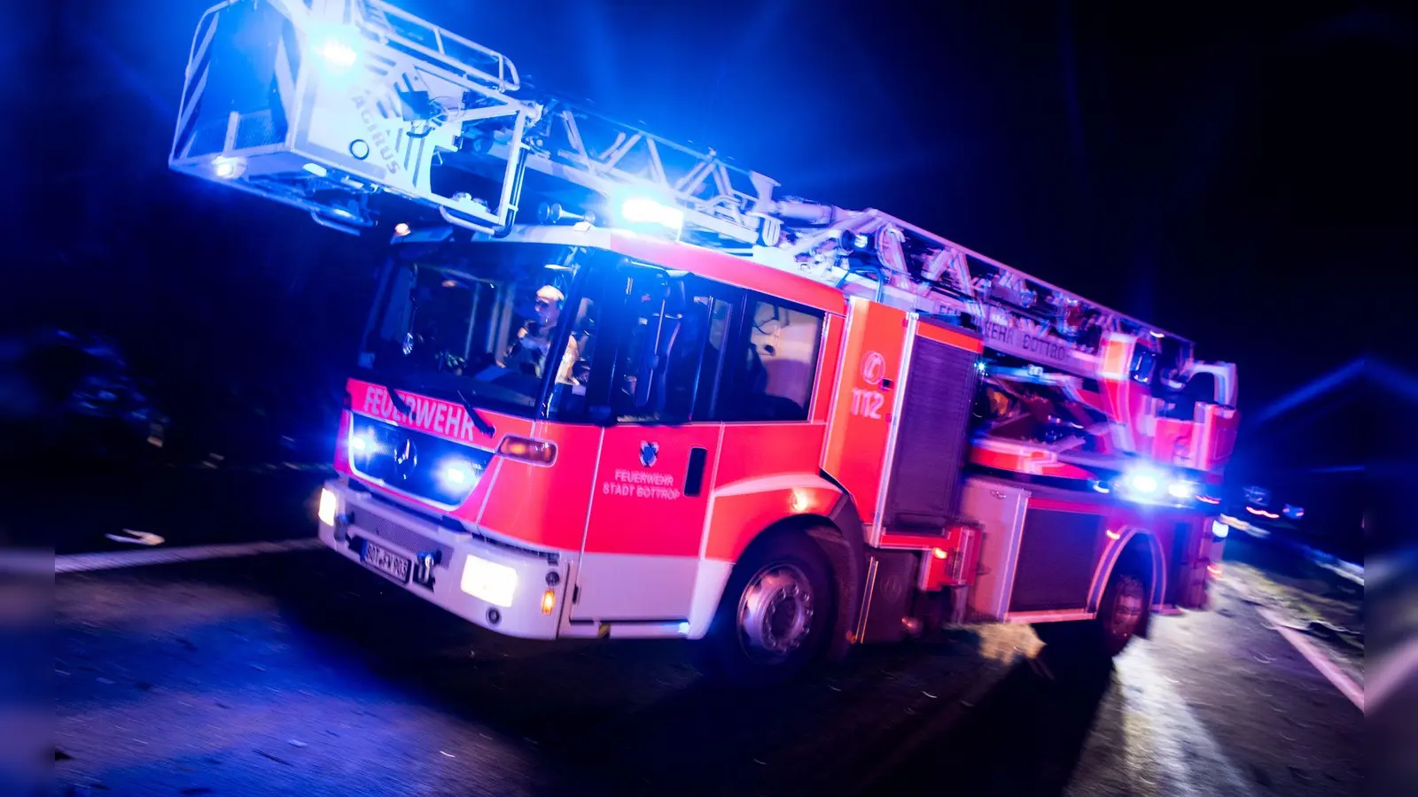 Die Feuerwehr löscht vor Ort. In dem betroffenen Gebäude soll unter anderem die Bergwacht ein Lager mit Pistenraupen haben. (Symbolbild) (Foto: Marcel Kusch/dpa)