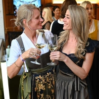 Sina Scherer (links) und Silke Völling veranstalten das lesbische WIesn-Event. (Foto: Lucas Caspari/dpa)