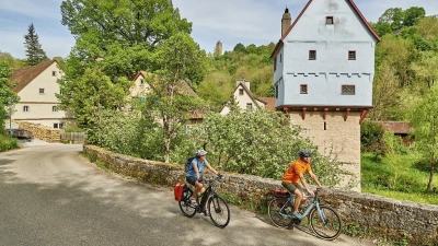 Durchs Taubertal ziehen sich viele Rad- und Wanderwege. Dabei geht es auch am ikonischen Topplerschlösschen vorbei. (Foto: Florian Trykowski)