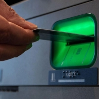 Funktioniert die Bargeldabhebung nicht mehr? Dann kann es sein, dass das Konto gepfändet und gesperrt wurde. (Foto: Christin Klose/dpa-tmn)