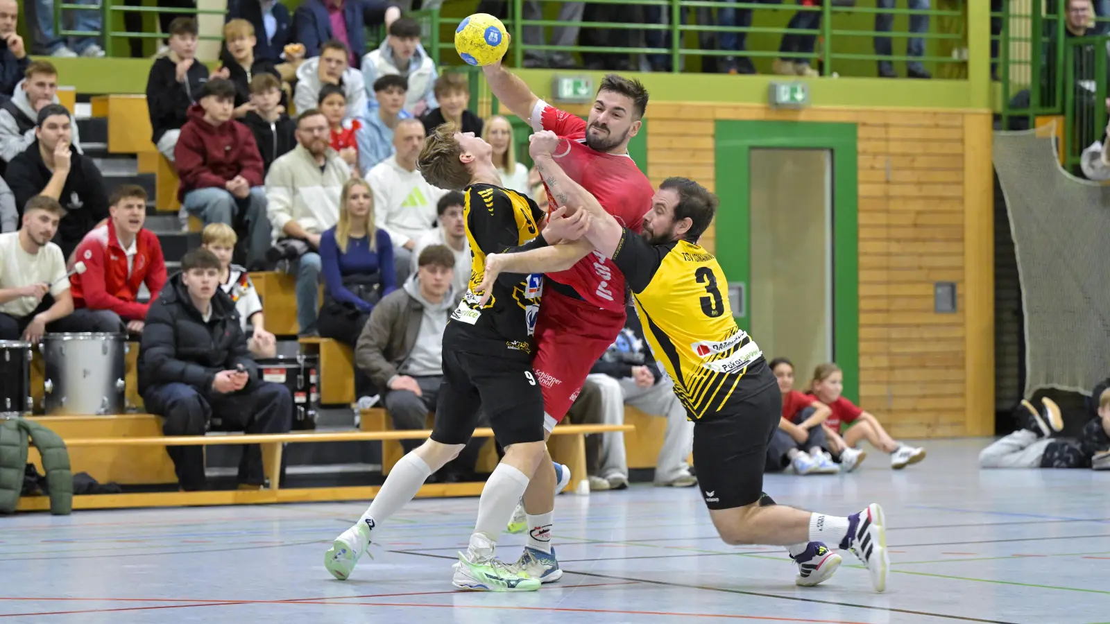 Rothenburgs Nedim Jasarevic, der in der Schlussminute auch das Siegtor erzielte, ist schwer zu stoppen. Das bekommen hier die Ismaninger Finn Braun (links) und Sebastian Forster zu spüren. (Foto: Martin Rügner)