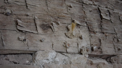 Freigelegtes Mauerwerk im Gebhardt-Haus: Die ehemalige Unterkunft Kaspar Hausers wird derzeit aufwändig saniert. Hinter dieser Tür befand sich die Schlafstube von Europas berühmtesten Findelkind. (Foto: : Florian Pöhlmann)