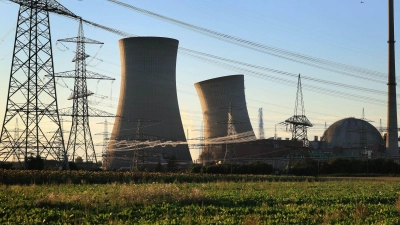 Gegen einen 36 Jahre alten Mann wird wegen einer Störaktion vor der Sprengung der AKW-Türme Grafenrheinfeld ermittelt. (Foto: Karl-Josef Hildenbrand/dpa)