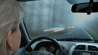 Nebel, nasse Fahrbahn und früh einsetzende Dunkelheit erfordern im Herbst erhöhte Aufmerksamkeit. (Foto: Auto-Medienportal.Net/GTÜ)