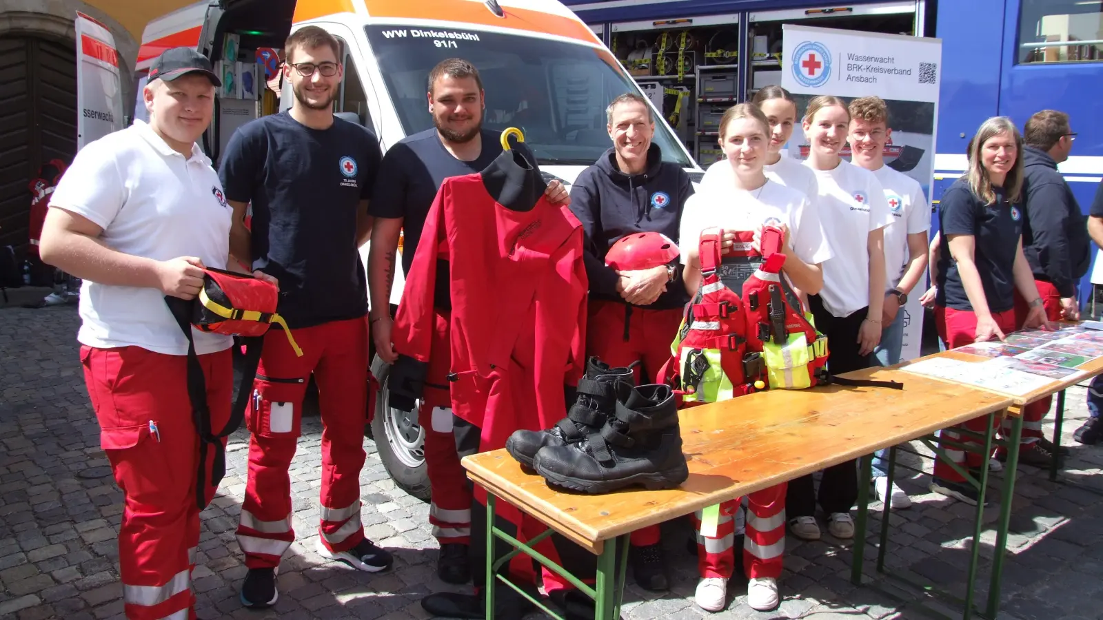 Mitglieder der Wasserwacht-Ortsgruppe Dinkelsbühl informierten an ihrem Stand unter anderem über ihre Ausrüstung. (Foto: Jasmin Kiendl)