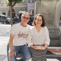 Die Würzburger Gerd Flurschütz und Angelika Genheimer erinnern sich gerne an ihre Schulzeit. (Foto: Michaela Krauth)