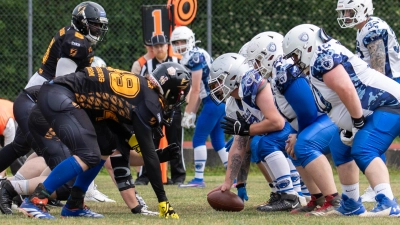 Die Offensive Line der Grizzlies (in Weiß), hier beim Snap, zeigte gegen Augsburg eine starke Leistung. (Foto: Tobias Wernick)