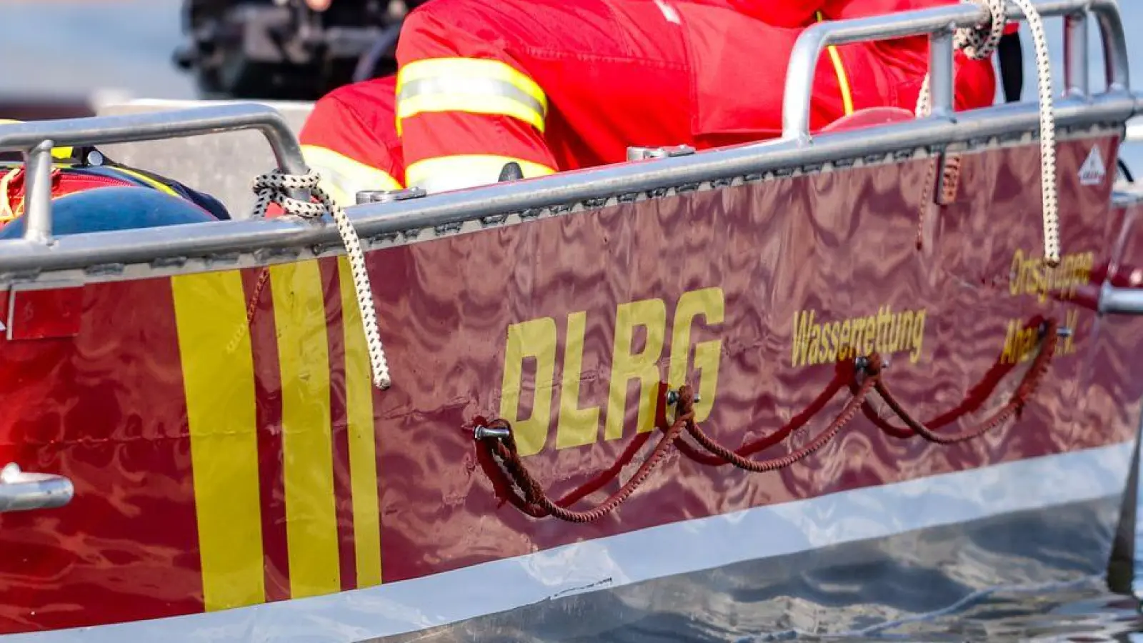 In Not geratene Menschen auf dem Wasser retten - das ist eine wichtige Aufgabe der Deutschen Lebens-Rettungs-Gesellschaft. (Symbolbild)  (Foto: Christoph Reichwein/dpa)