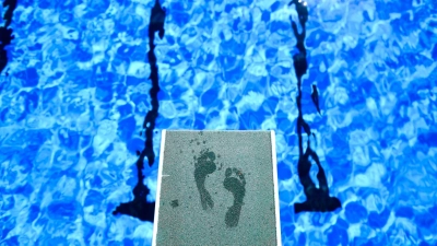 Sorgen herrschen in Lichtenau wegen des anhaltenden Defizits beim Betrieb des Freibades. (Symbolbild: Julian Stratenschulte/dpa)