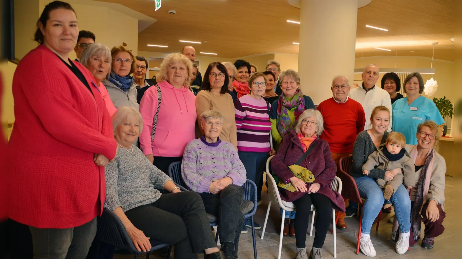 So viele Ehrenamtliche, dass sie gar nicht aufs Foto passen, haben sich bereiterklärt, beim Uffenheimer Wärmewinter zu helfen. (Foto: Johannes Zimmermann)
