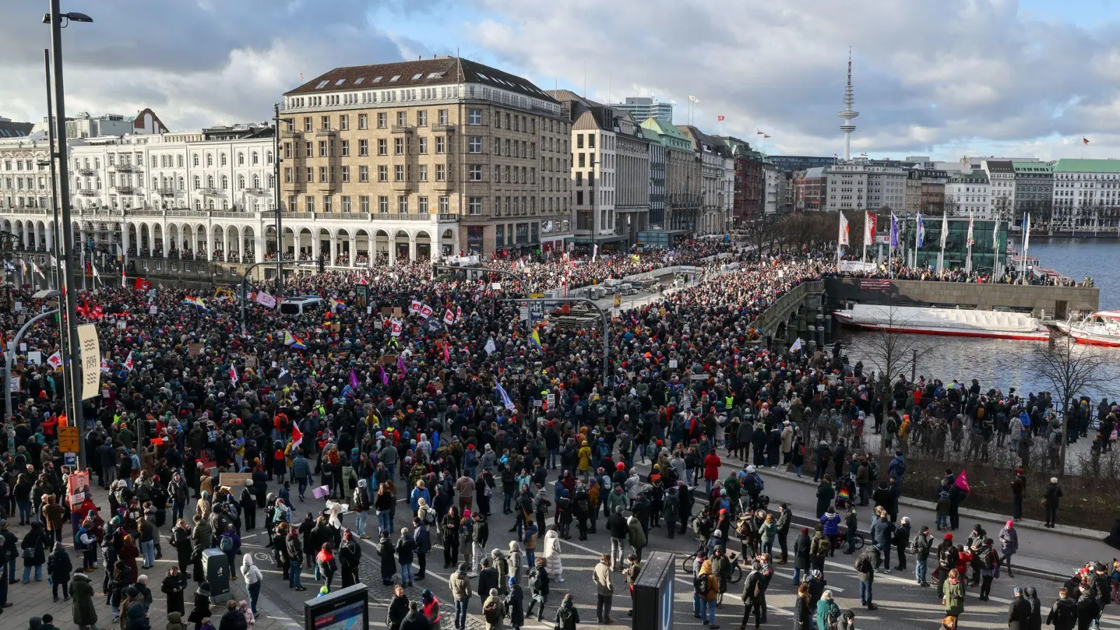 Mehr als 20.000 Menschen nahmen nach Polizeiangaben an der Kundgebung in Hamburg teil - mehr als 5.000 an einer weiteren. (Foto: Christian Charisius/dpa)