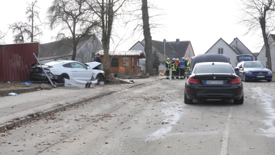 Schwerer Unfall an der Ortszufahrt in Ansbach-Kurzendorf. Vier Personen wurden dabei verletzt, der Sachschaden liegt bei 70.000 Euro. (Foto: NEWS5 / Markus Zahn)