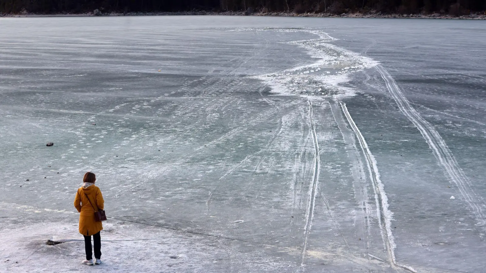 Zugefrorene Seen können zur Lebensgefahr werden. (Archivbild) (Foto: Karl-Josef Hildenbrand/dpa/dpa-tmn)