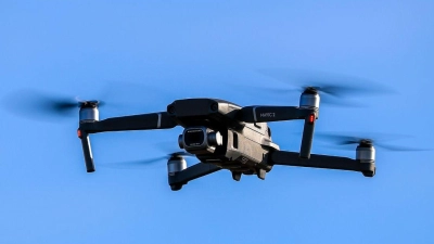 Die Polizei fahndet nach der Drohnensichtung nach dem Piloten. (Symbolbild) (Foto: Jan Woitas/dpa)