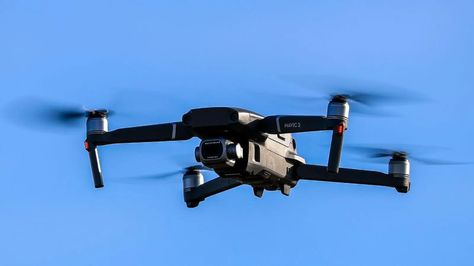 Die Polizei fahndet nach der Drohnensichtung nach dem Piloten. (Symbolbild) (Foto: Jan Woitas/dpa)