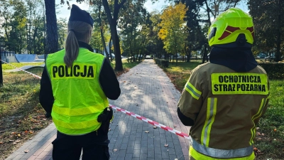 Eine Polizistin und ein freiwilliger Feuerwehrmann sind am Tatort eines Messerangriffs an einer Berufsschule. (Foto: Rafal Niedzielski/AP/dpa)