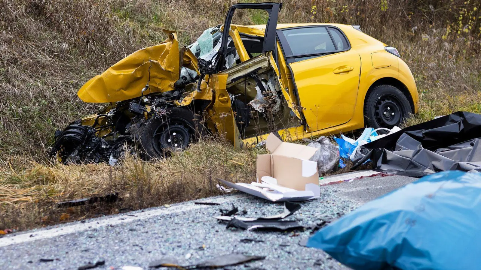 Die junge Autofahrerin starb noch am Unfallort an ihren schweren Verletzungen. (Foto: Heiko Becker/dpa)