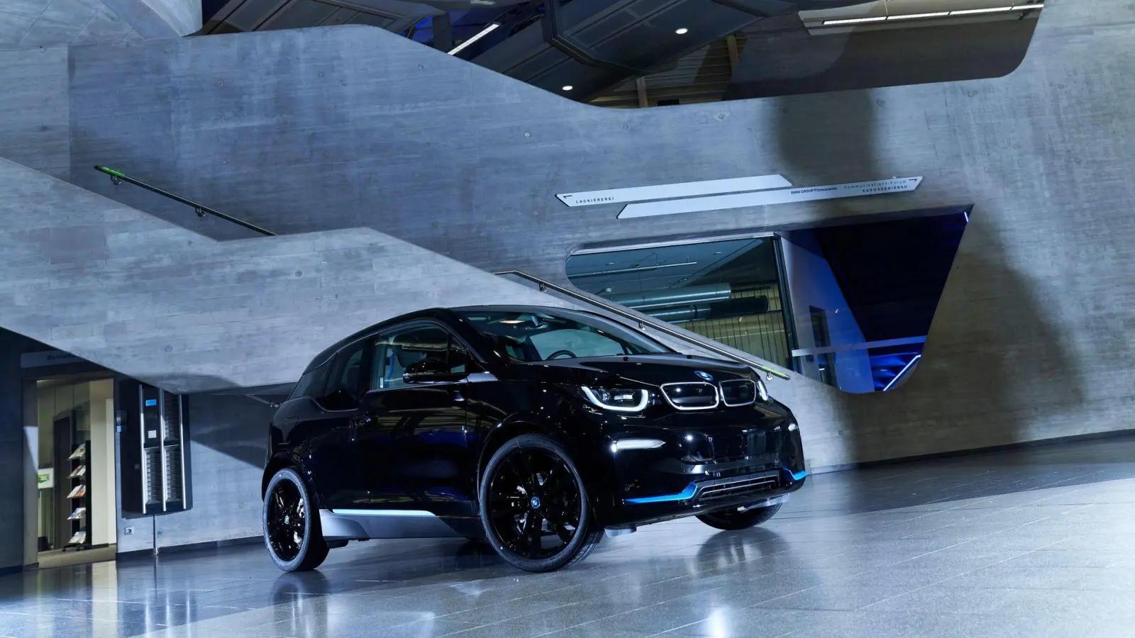 Duales System: Der kleine elektrische BMW i3 wurde auch mit Reichweitenverlängerer  in Form eines Verbrenners angeboten. (Foto: BMW AG/dpa-tmn)