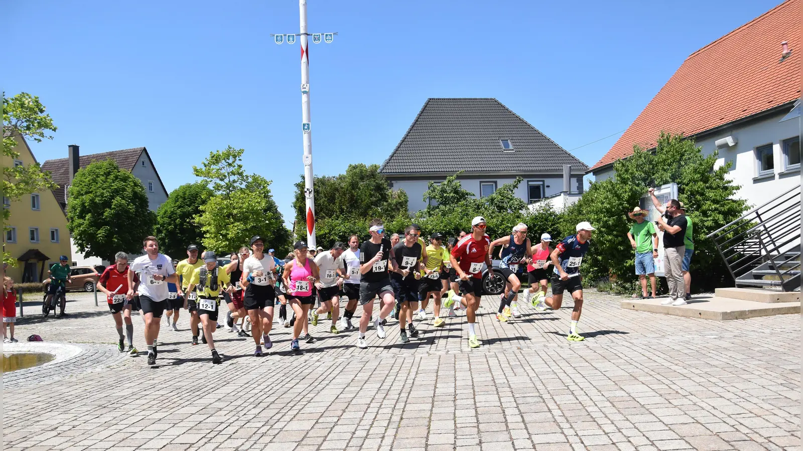 Beim Start in Dombühl schickt Bürgermeister Jürgen Geier (ganz rechts) das Feld auf die Reise. (Foto: Jörg Behrendt)