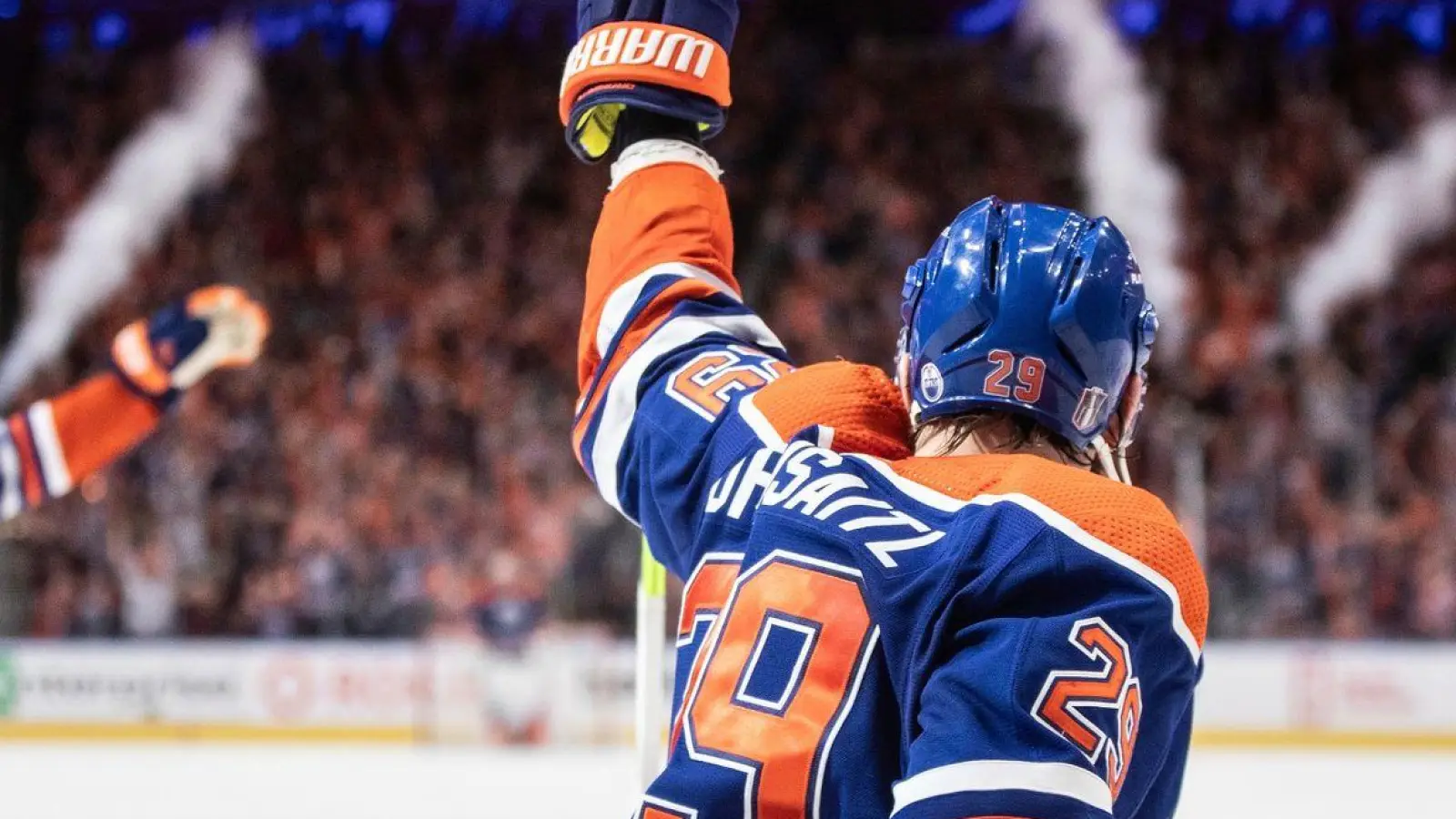 Leon Draisaitl (r) von den Edmonton Oilers feiert den Sieg gegen die Dallas Stars. (Foto: JASON FRANSON/The Canadian Press/AP/dpa)