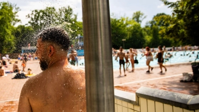 Für die einen ist die Hitze ein Anlass für Badespaß - für andere ist sie deutlich gefährlicher. (Foto: Carsten Koall/dpa)