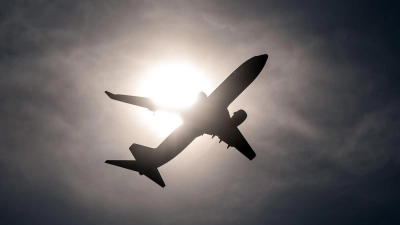 Die beim Fliegen freigesetzten klimaschädlichen Schadstoffe wollen bisher nur wenige Passagiere ausgleichen. (Foto: Federico Gambarini/dpa)