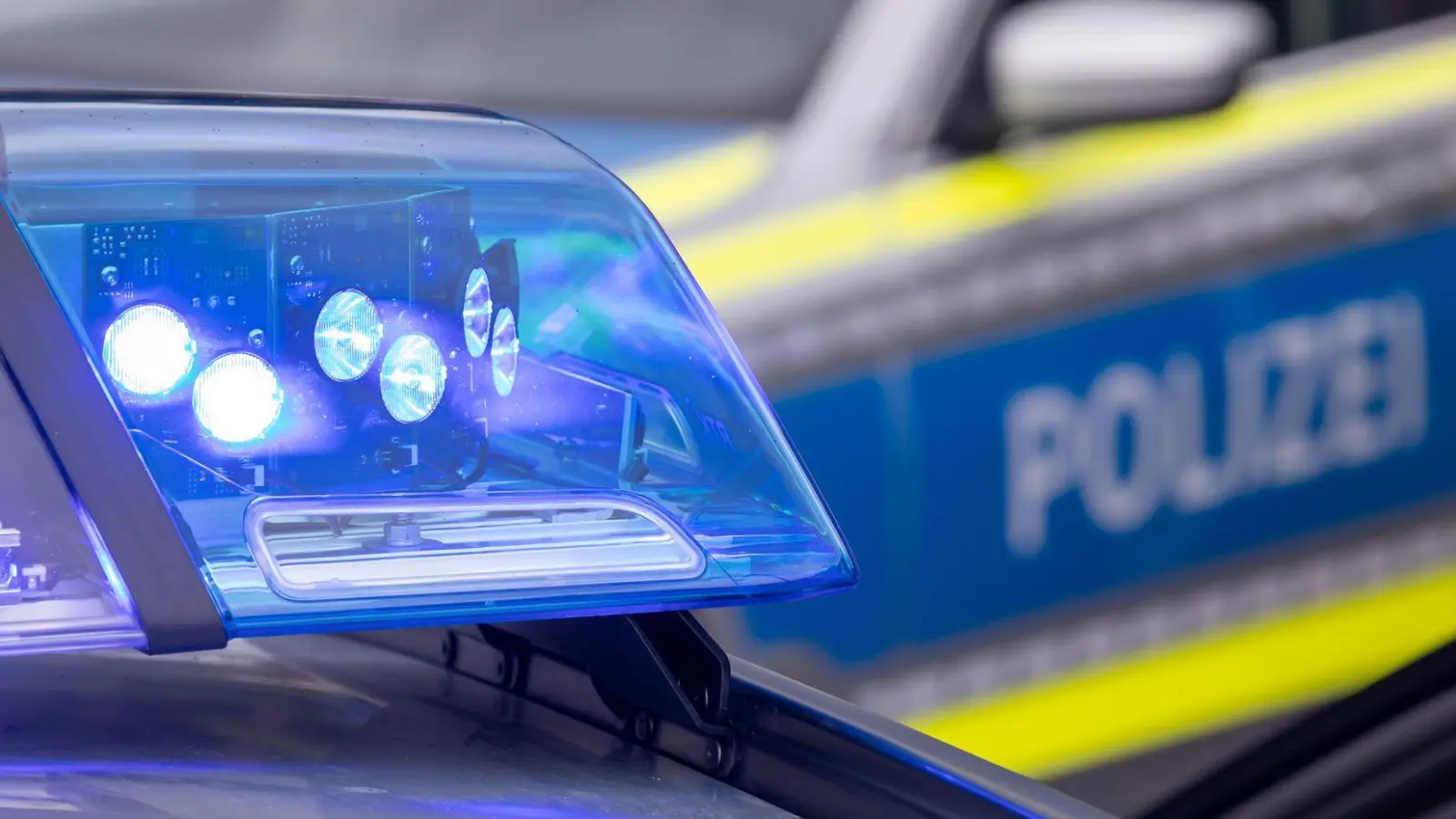 Die Polizei Bad Windsheim stoppte am Kurpark drei Verdächtige. Im Auto fanden sie ein griffbereites Messer und Böller. (Symbolbild: Daniel Karmann/dpa)