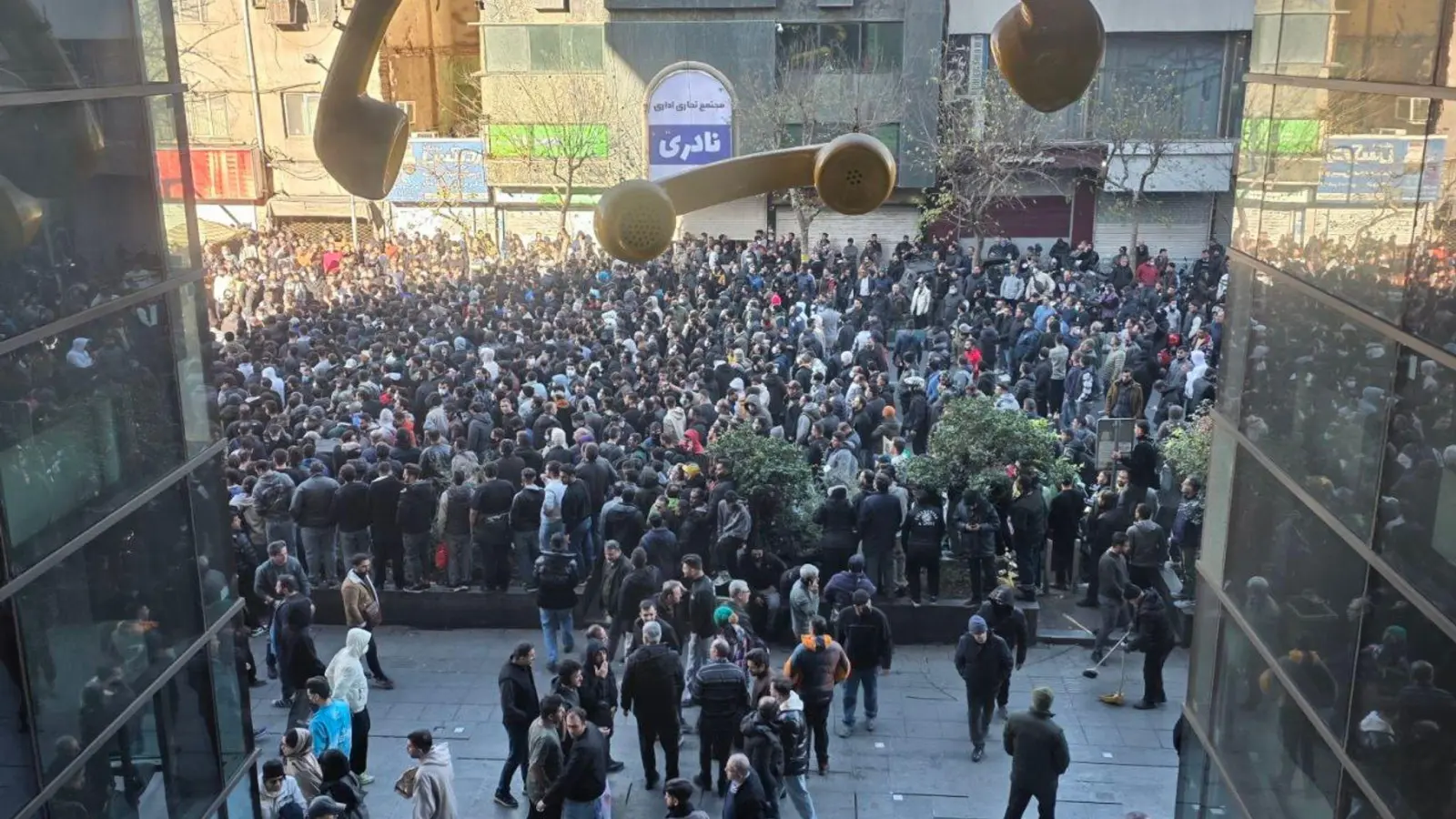 Augenzeugen berichteten von Sicherheitskräften in Teheran, die mit Tränengas gegen Vermummte vorgingen. (Foto: Social Media/ZUMA Press Wire/dpa)