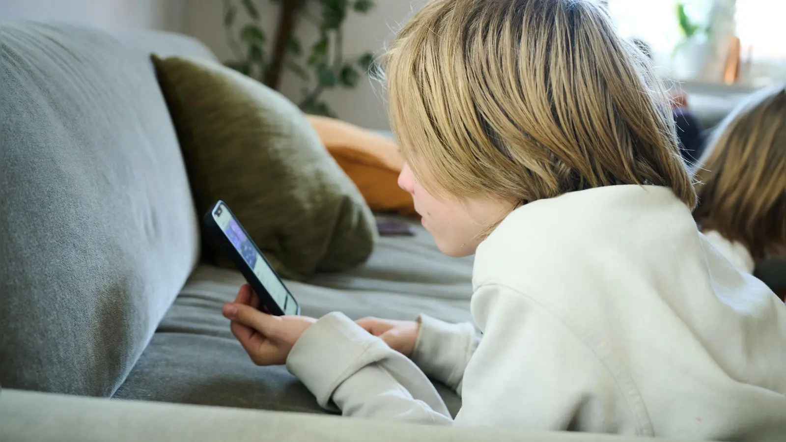 Weniger Handynutzung am Abend bringt Jugendlichen mehr Schlaf.(Symbolbild) (Foto: Annette Riedl/dpa)