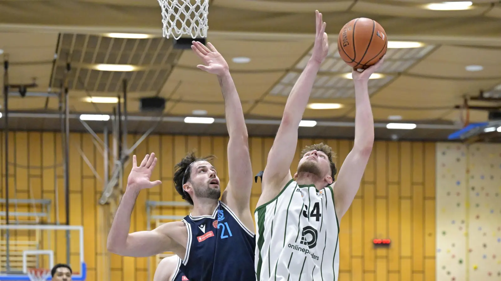 Hachings Center Johannes Joos (in Blau) müssen die Neustädter in der Defense beschäftigen, so wie es hier Danny Wägner in Spiel 2 der Serie vormacht. (Foto: Martin Rügner)